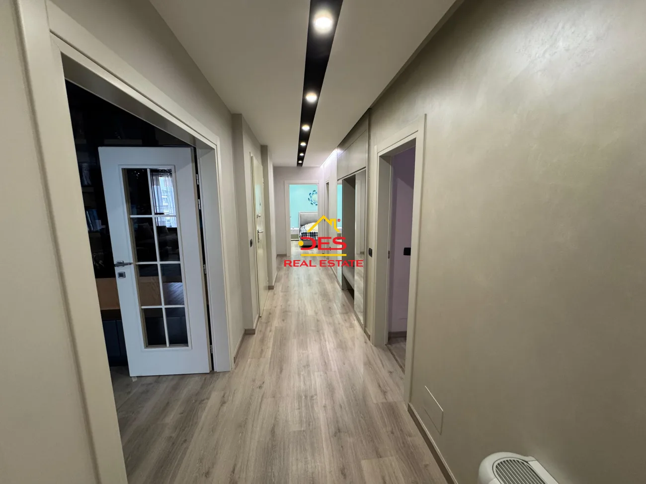 Shitet apartament luksoz 3+1+2 në lungomare te shkolla e marinës,vlorë