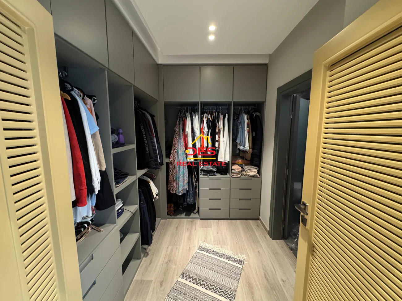 Shitet apartament luksoz 3+1+2 në lungomare te shkolla e marinës,vlorë