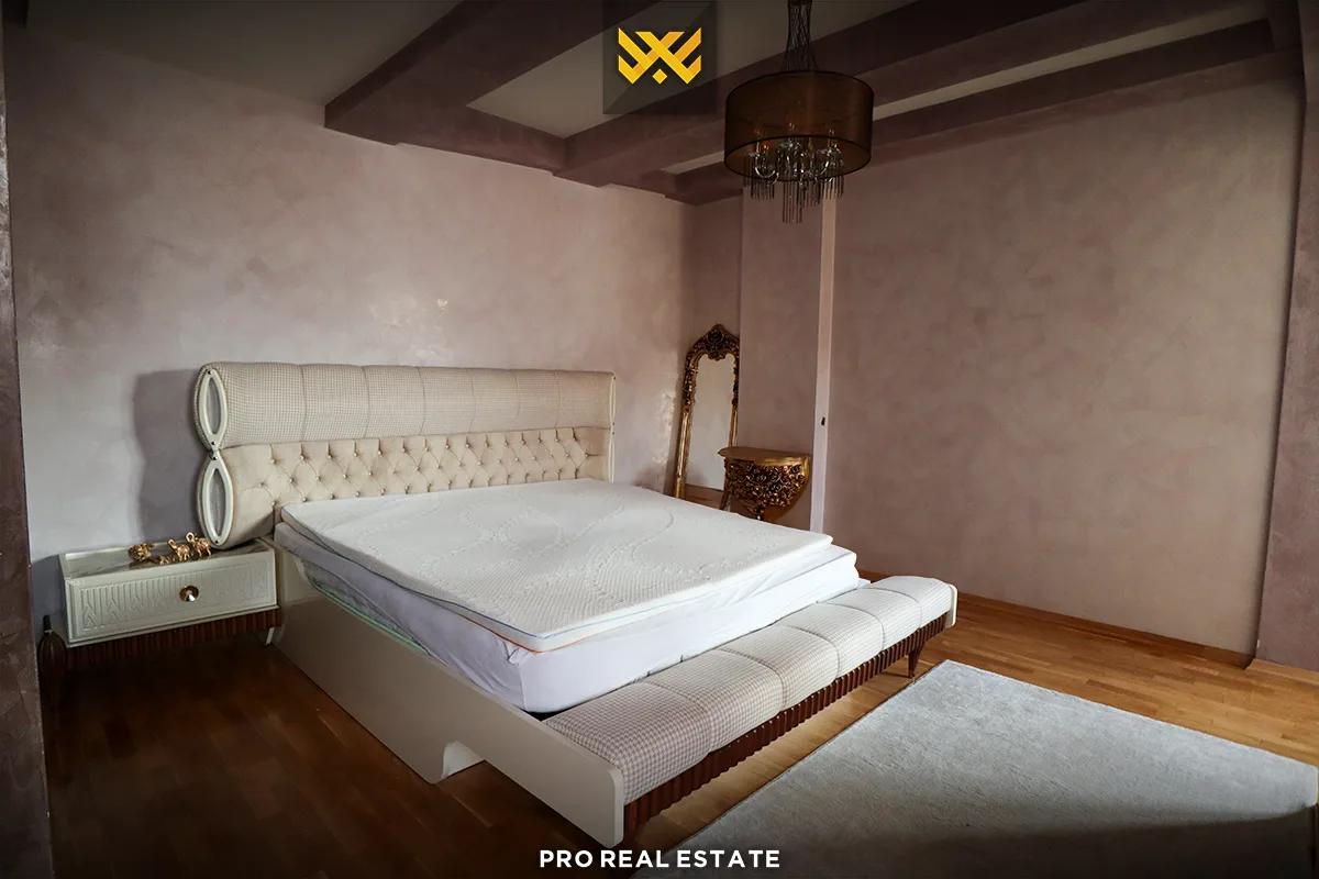 Banesë Penthouse 138m² për #SHITJE në Lagjen e Spitalit.