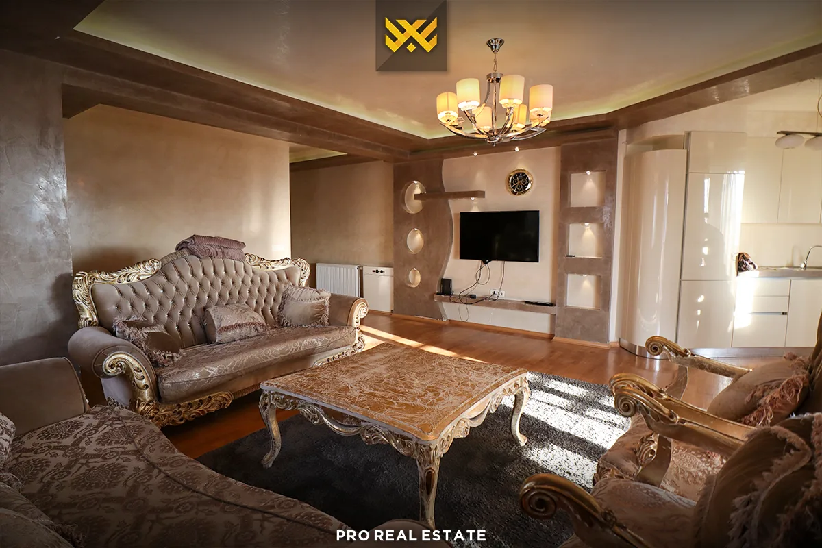 Banesë Penthouse 138m² për #SHITJE në Lagjen e Spitalit.