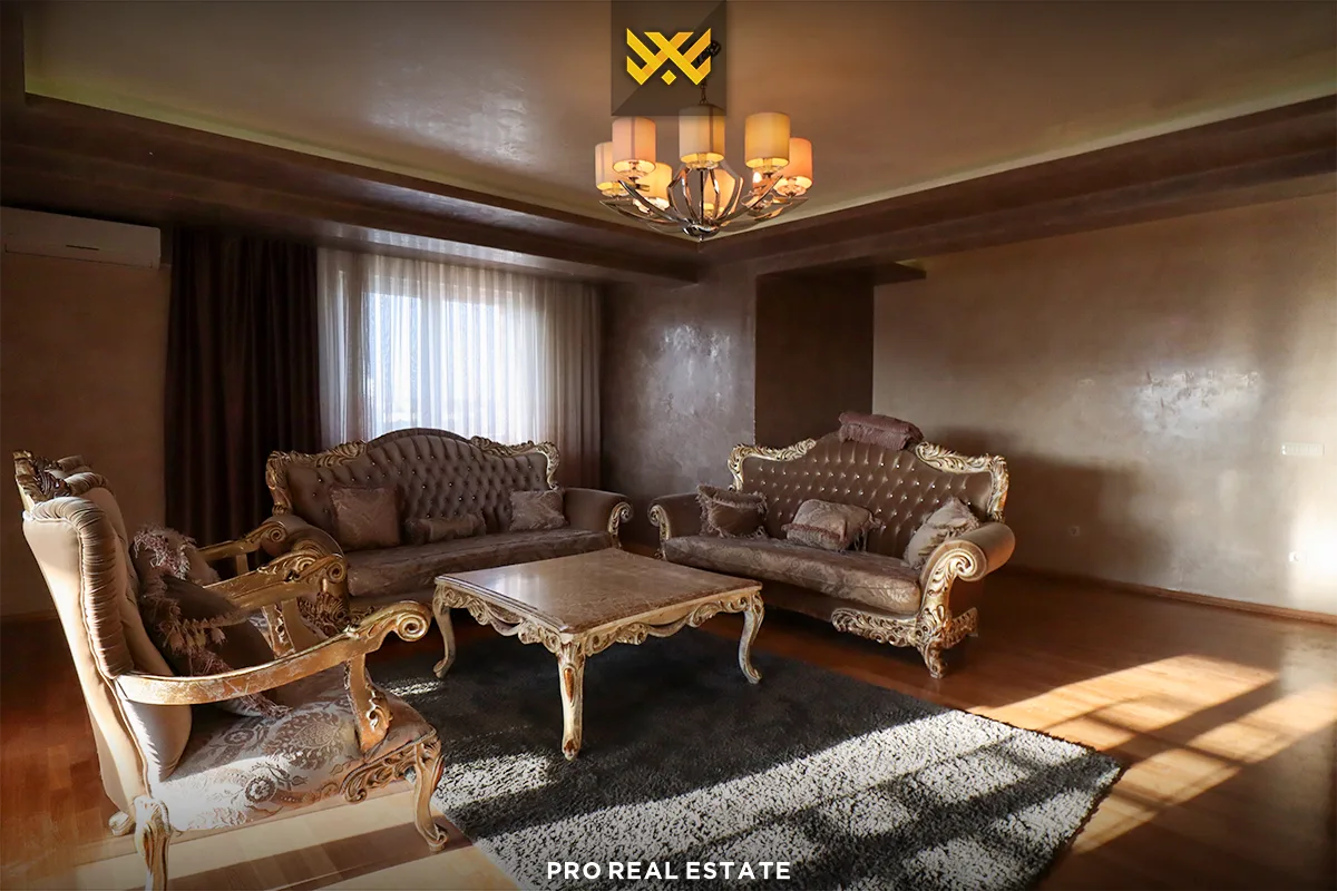 Banesë Penthouse 138m² për #SHITJE në Lagjen e Spitalit.