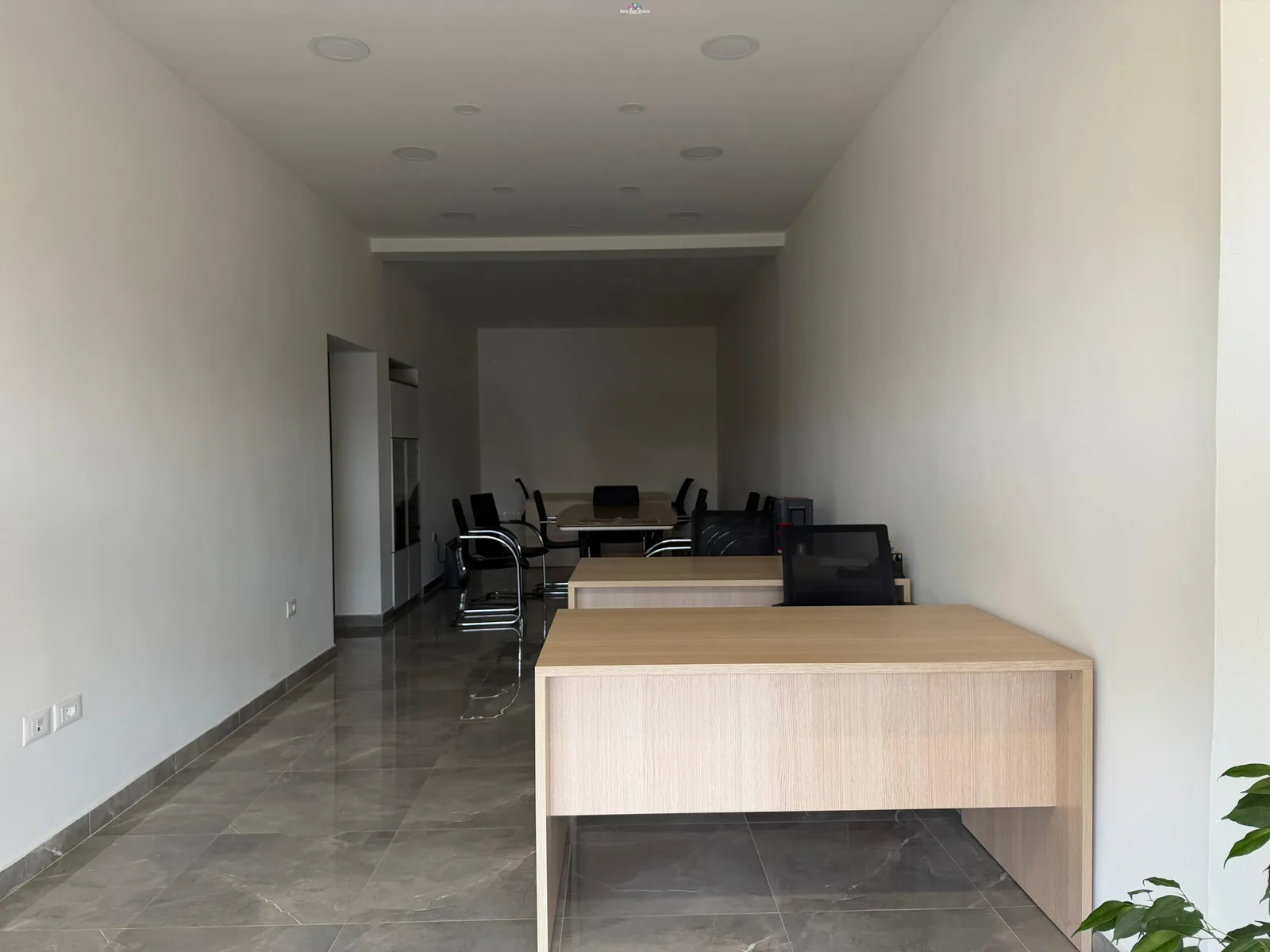 Dyqan Me Qera Tek Stadiumi Dinamo (ID BD21830) Tirane