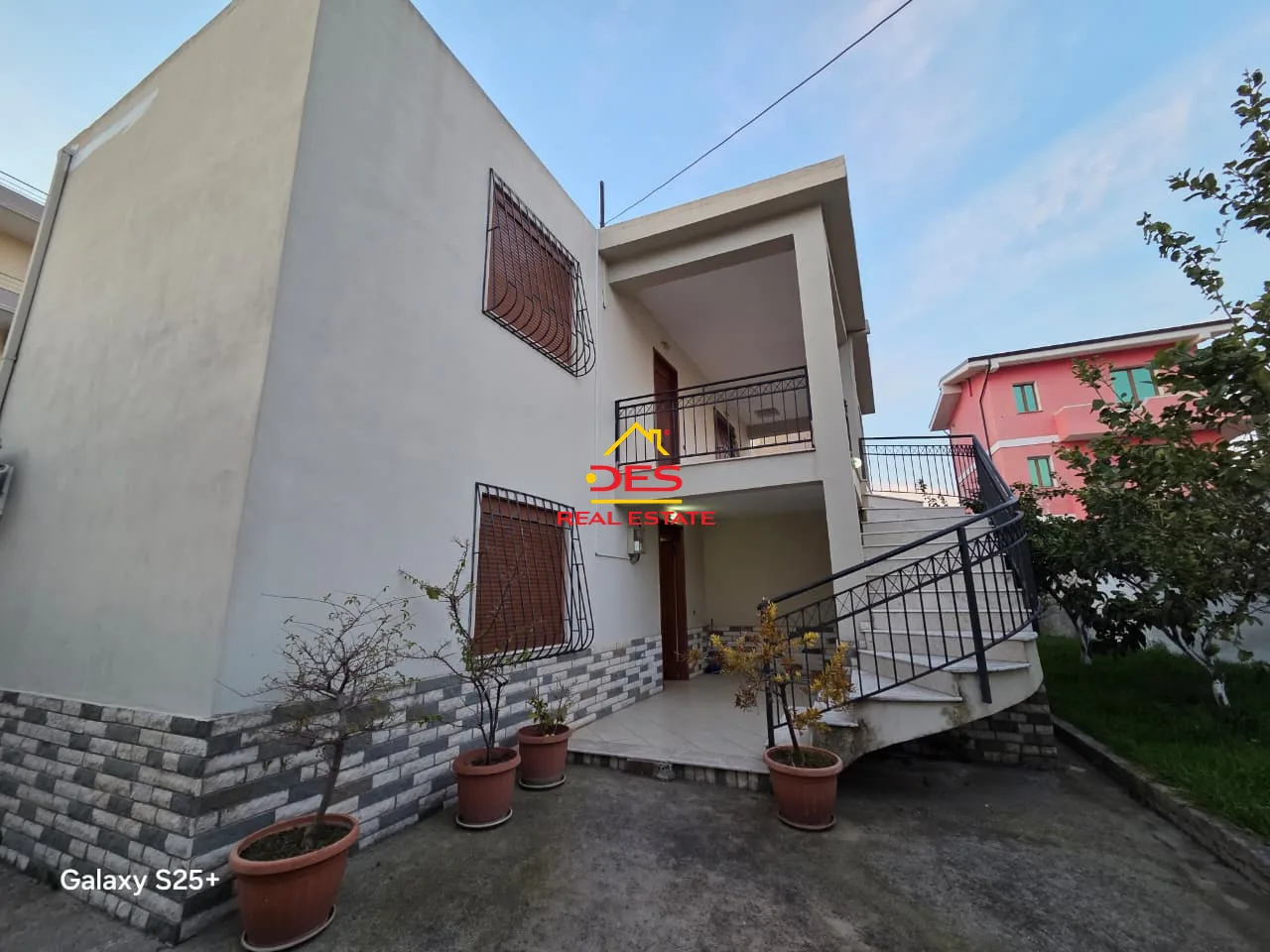 Shitet shtëpi private 2-katëshe në çole, vlorë.