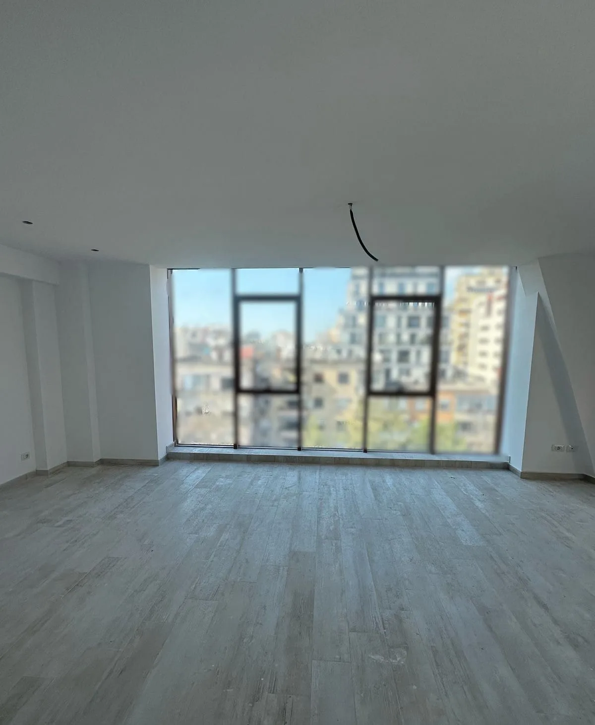Zyre Me Qera 2+1 Tek Rruga e Kavajes (ID BZ2614) Tirane