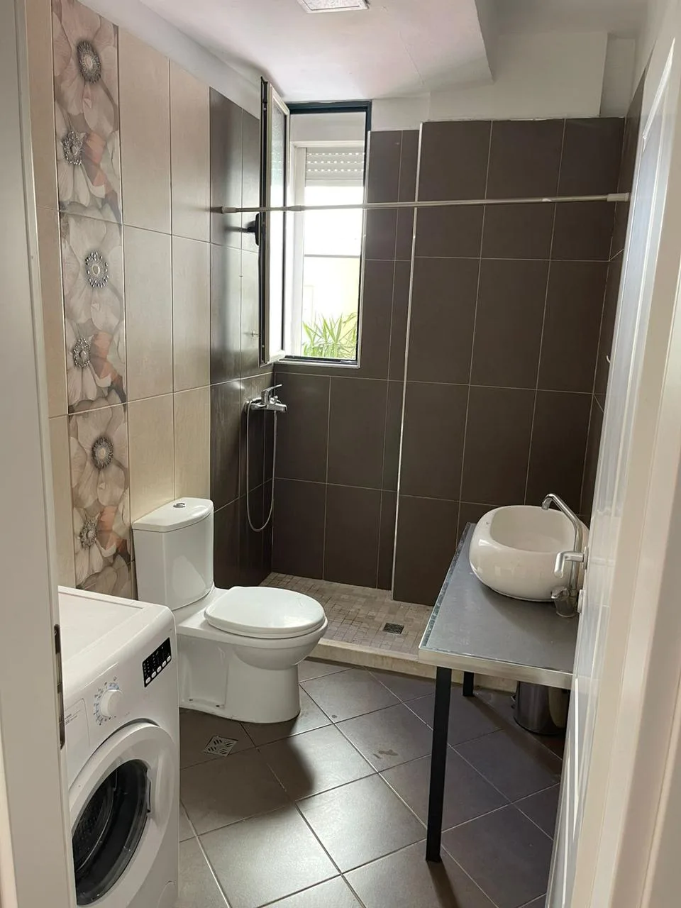 Apartament Me Qera 2+1 tek Komuna e Parisit (ID B2201394) Tirane.