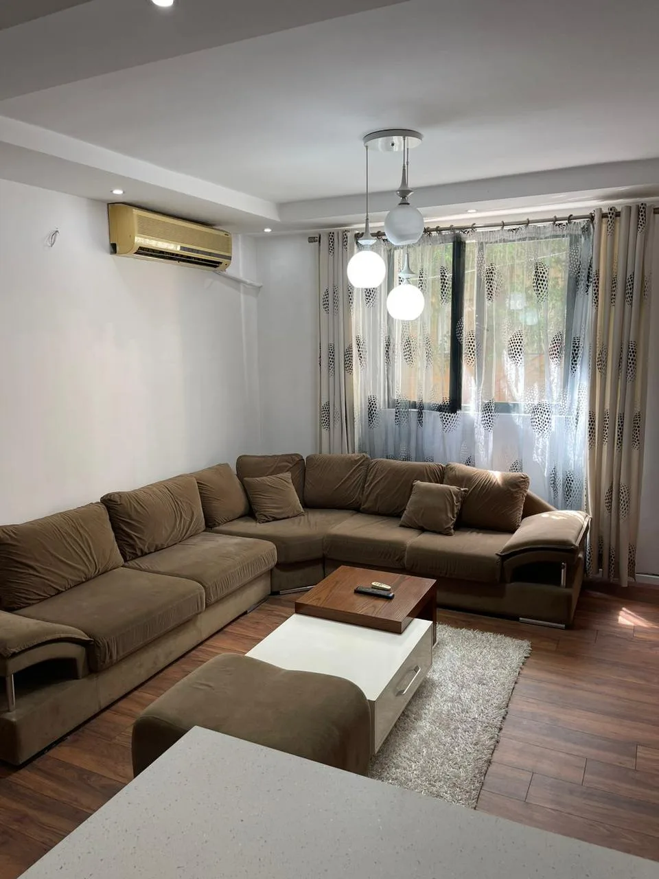 Apartament Me Qera 2+1 tek Komuna e Parisit (ID B2201394) Tirane.