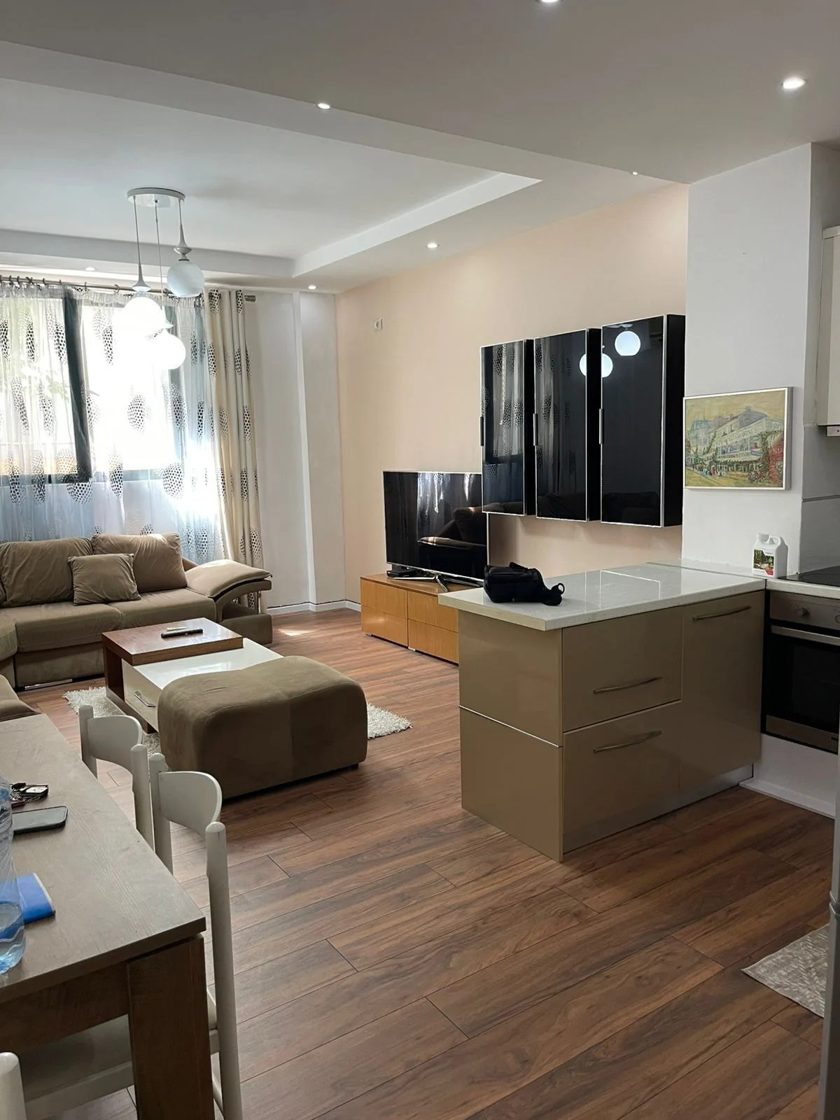 Apartament Me Qera 2+1 tek Komuna e Parisit (ID B2201394) Tirane.