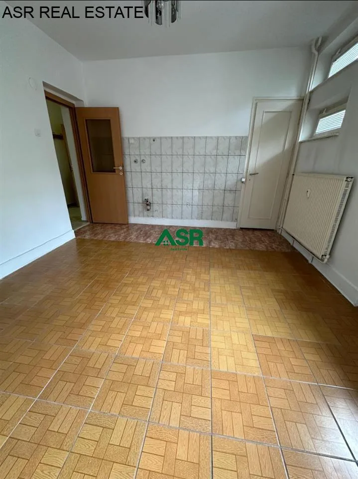 #ID:3224 Banesë/ Zyre 42m2 me #qira në qender ne shesh