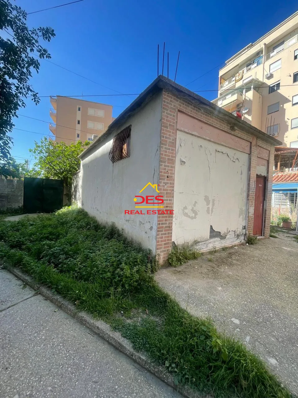 Shitet truall + ndërtesë pranë xhamisë,vlorë.