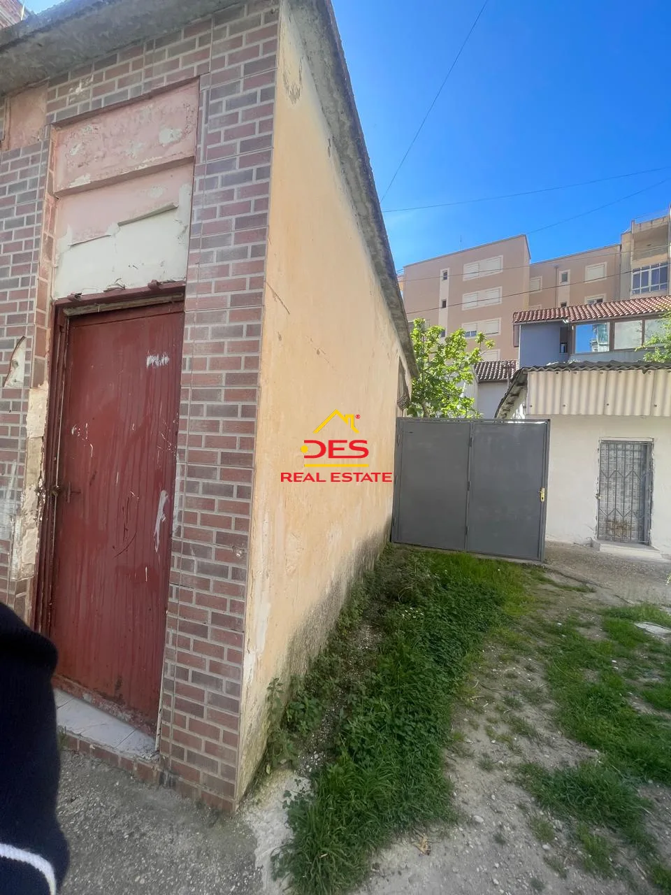 Shitet truall + ndërtesë pranë xhamisë,vlorë.