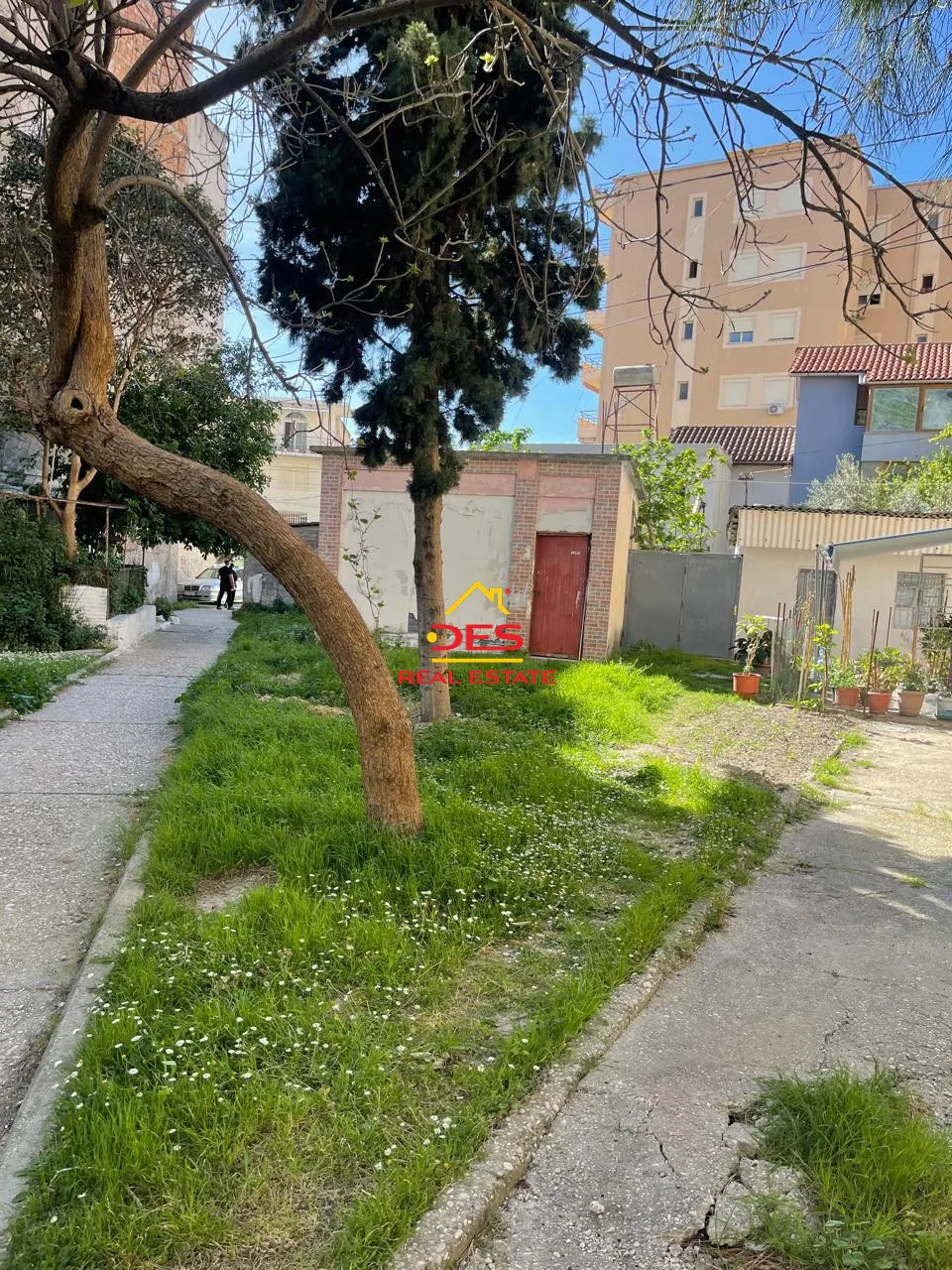 Shitet truall + ndërtesë pranë xhamisë,vlorë.