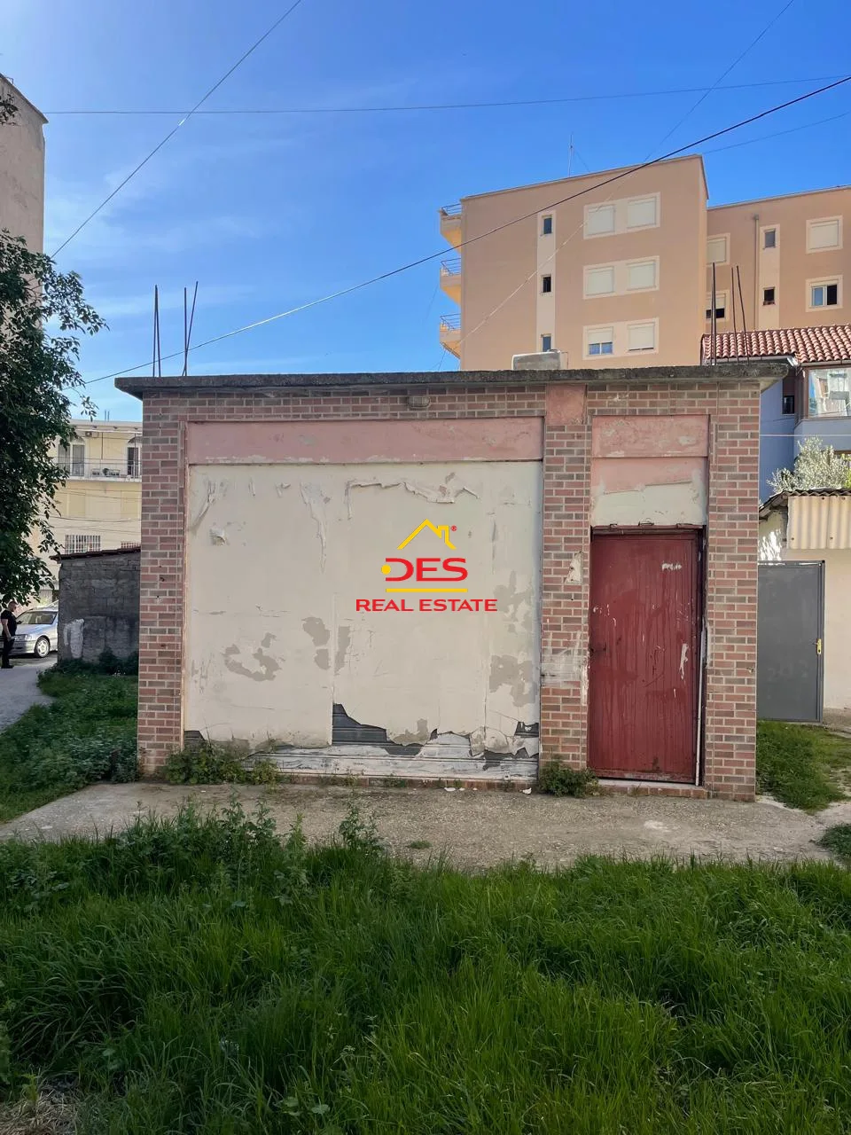 Shitet truall + ndërtesë pranë xhamisë,vlorë.