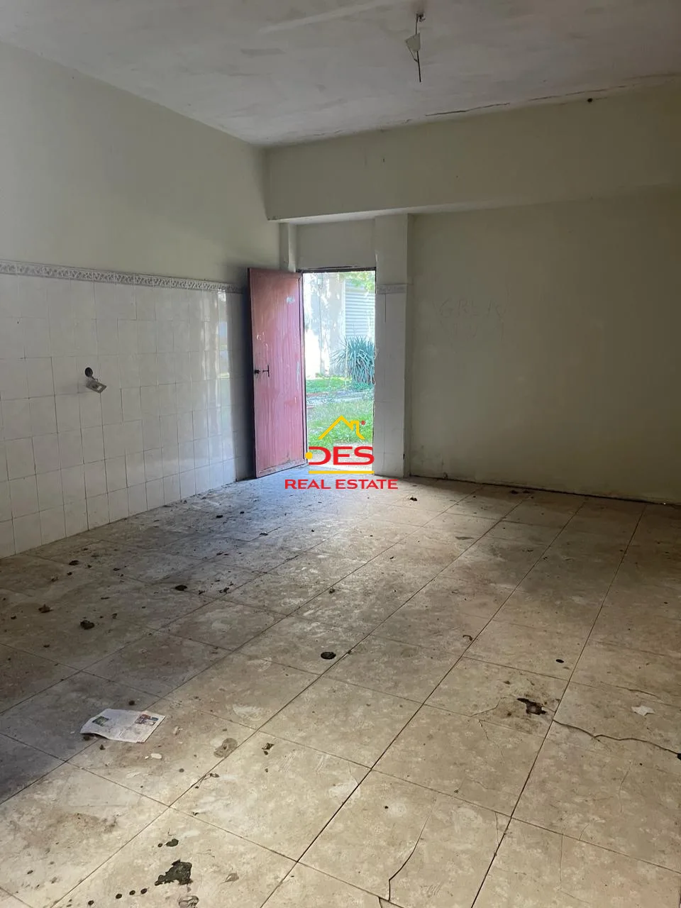 Shitet truall + ndërtesë pranë xhamisë,vlorë.