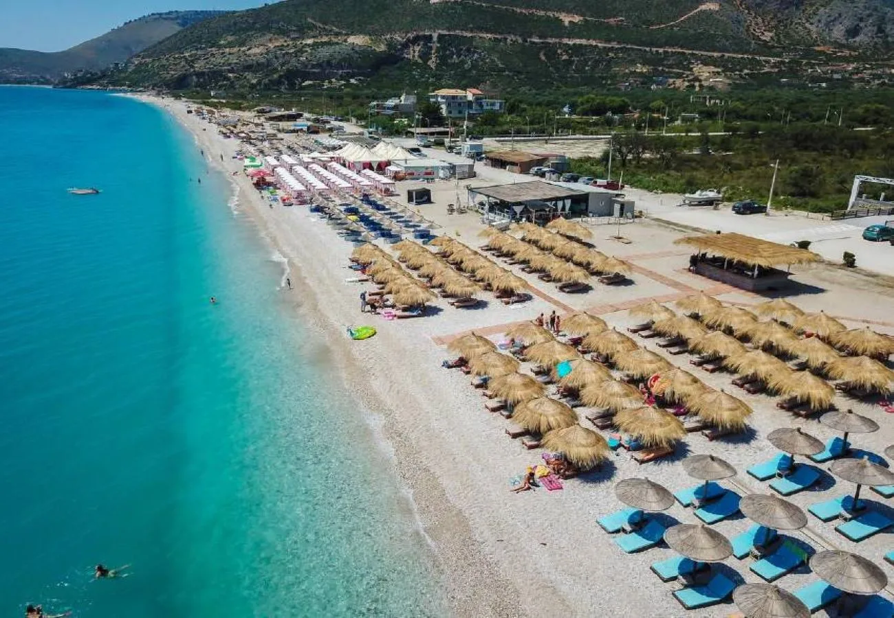 Shitet tokë kullotë në borsh, sarandë.