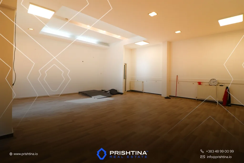Lokal me qira 60m² në Qendër