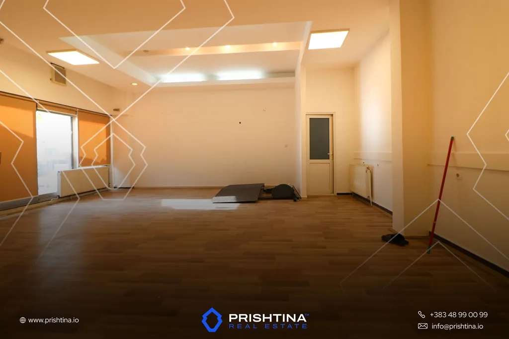 Lokal me qira 60m² në Qendër