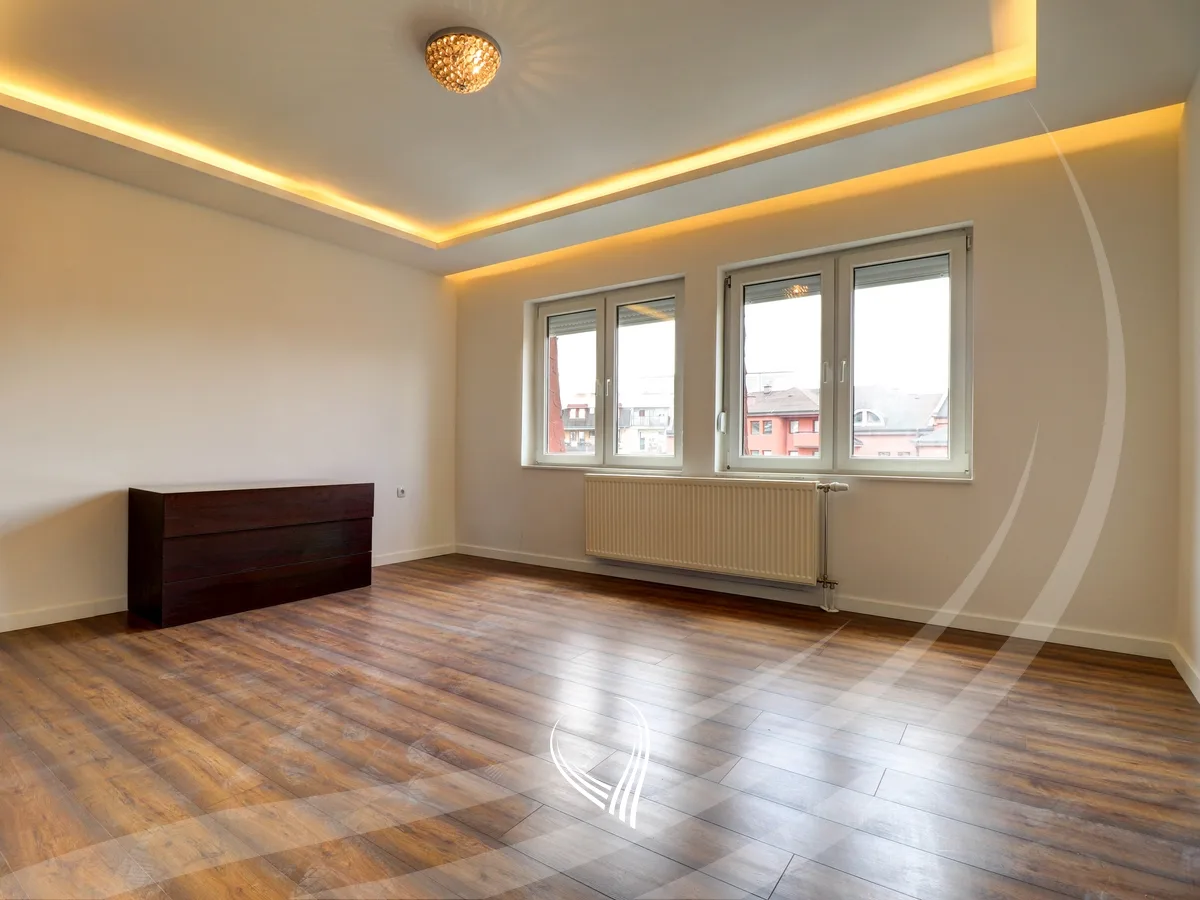 Zyre me 3 dhoma pune me qira në Qendër