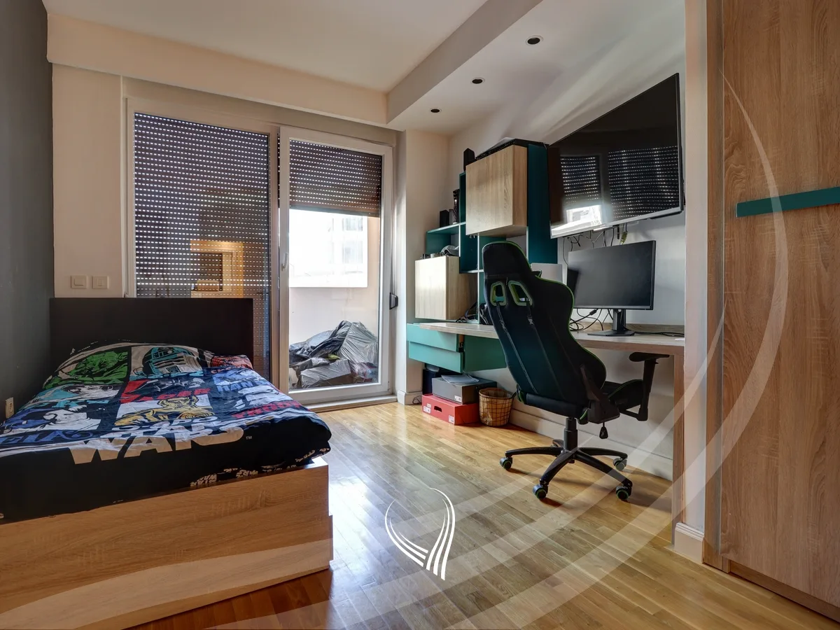 Banesë 200m2 me qira ne lagjen Lakrishte