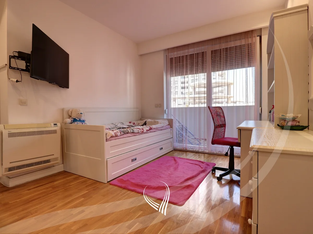 Banesë 200m2 me qira ne lagjen Lakrishte
