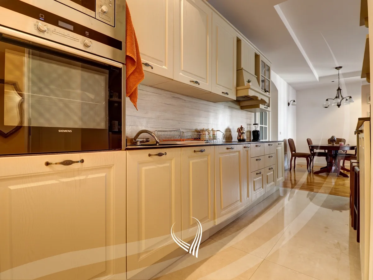 Banesë 200m2 me qira ne lagjen Lakrishte