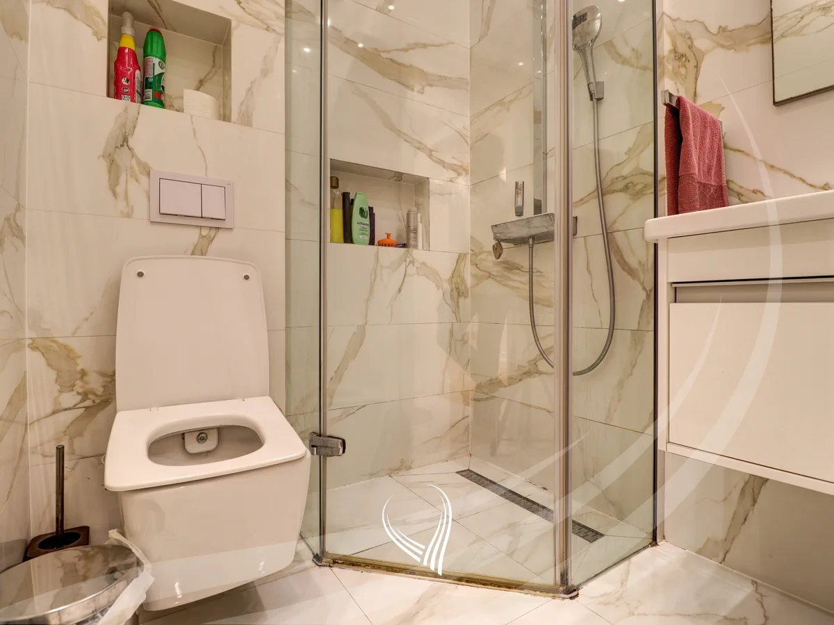 Banesë 200m2 me qira ne lagjen Lakrishte