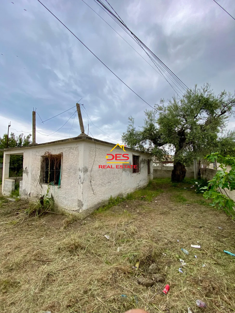 Shitet shtëpi private + truall pranë drejtorisë së policisë ,vlorë.