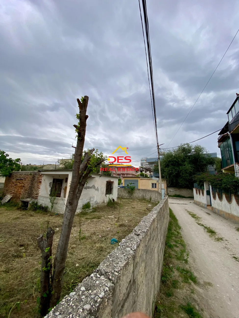 Shitet shtëpi private + truall pranë drejtorisë së policisë ,vlorë.