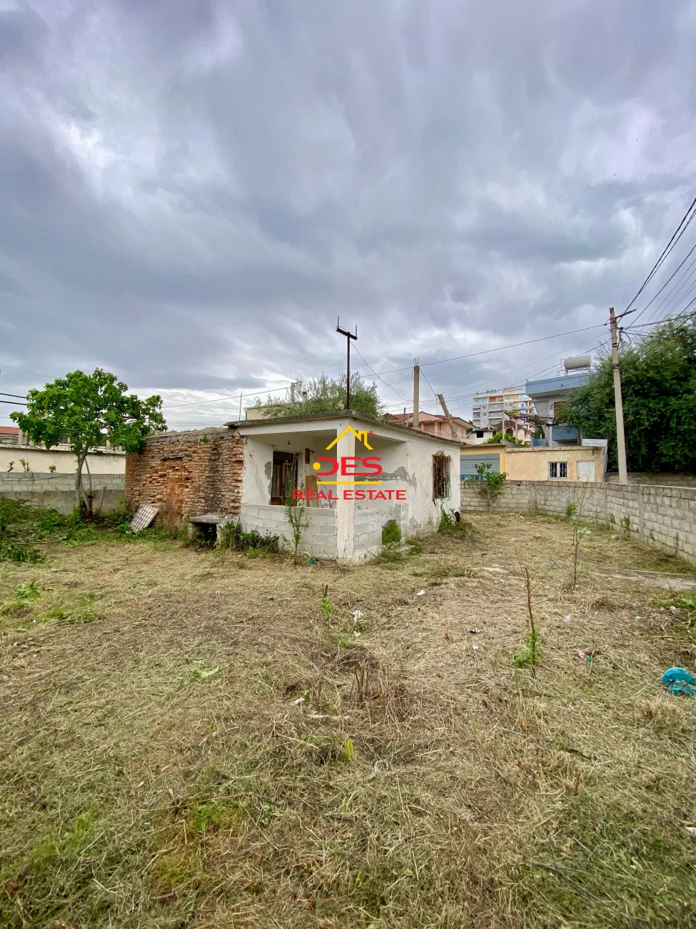 Shitet shtëpi private + truall pranë drejtorisë së policisë ,vlorë.