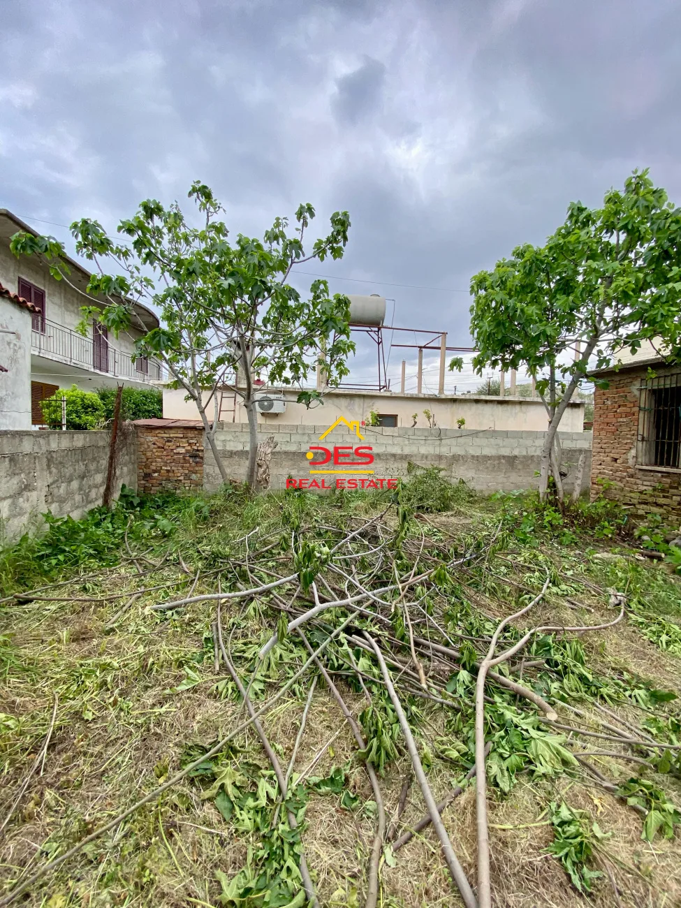 Shitet shtëpi private + truall pranë drejtorisë së policisë ,vlorë.