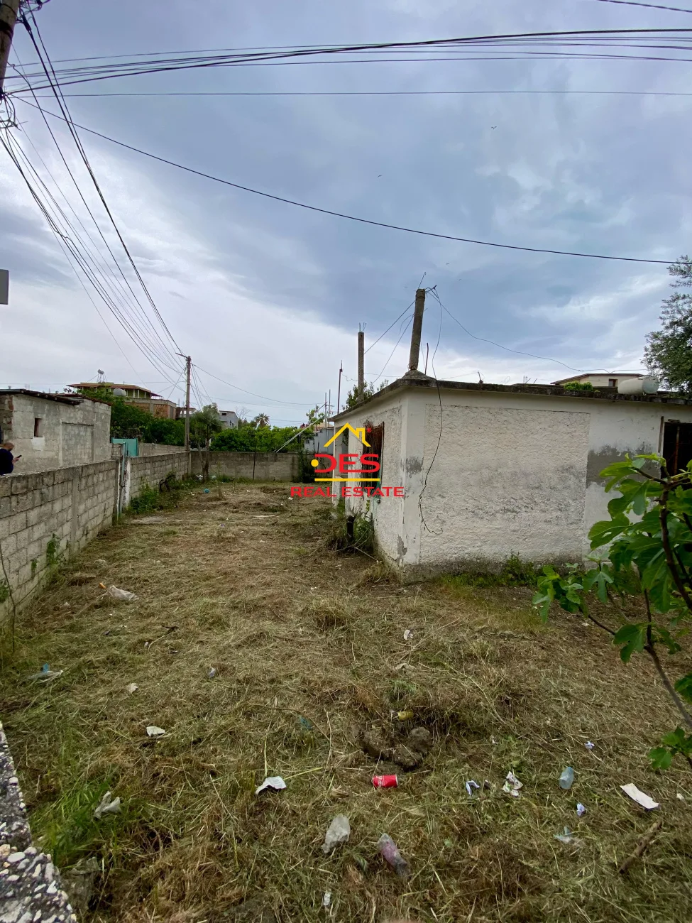 Shitet shtëpi private + truall pranë drejtorisë së policisë ,vlorë.
