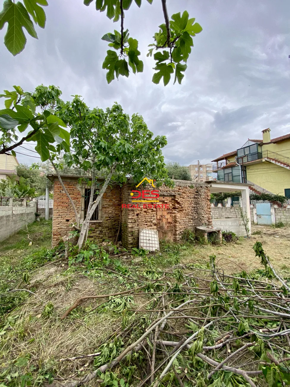Shitet shtëpi private + truall pranë drejtorisë së policisë ,vlorë.