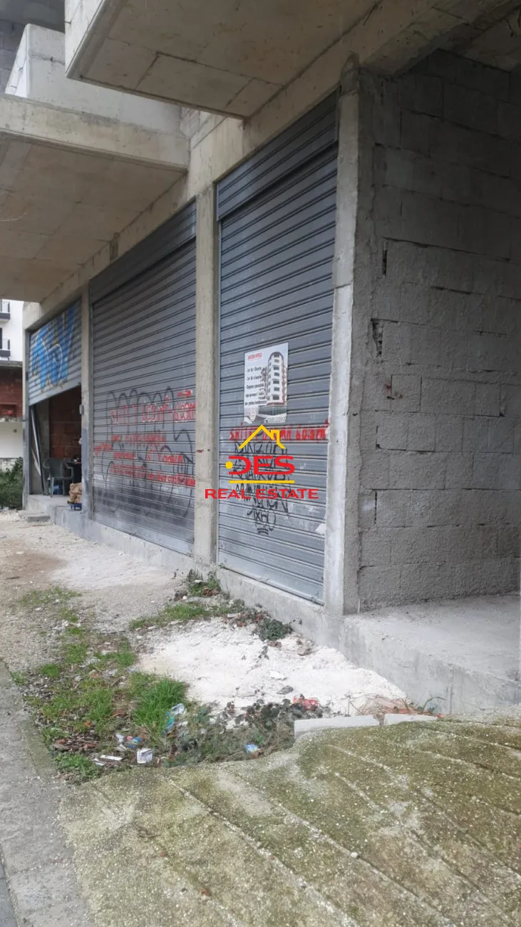 Shiten 2 njësi tregtare pranë aulona luna park, vlorë.