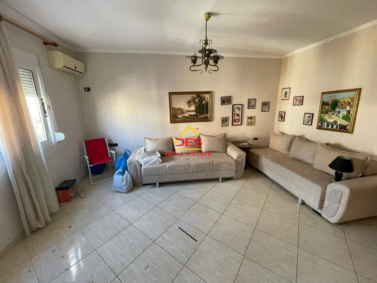 Shitet apartament 1+1 prane postës në çole.