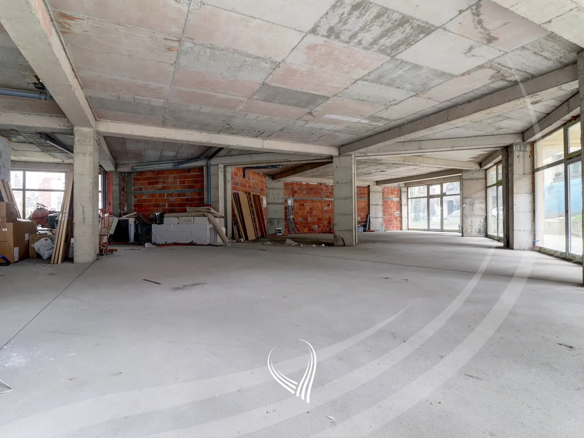Lokal me qira 270m2 në lagjen Mati 1