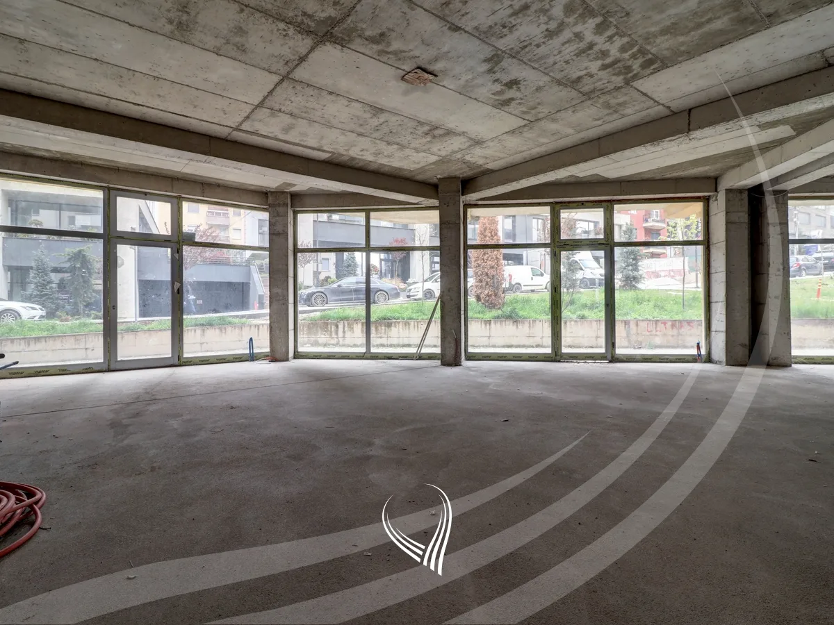 Lokal me qira 270m2 në lagjen Mati 1