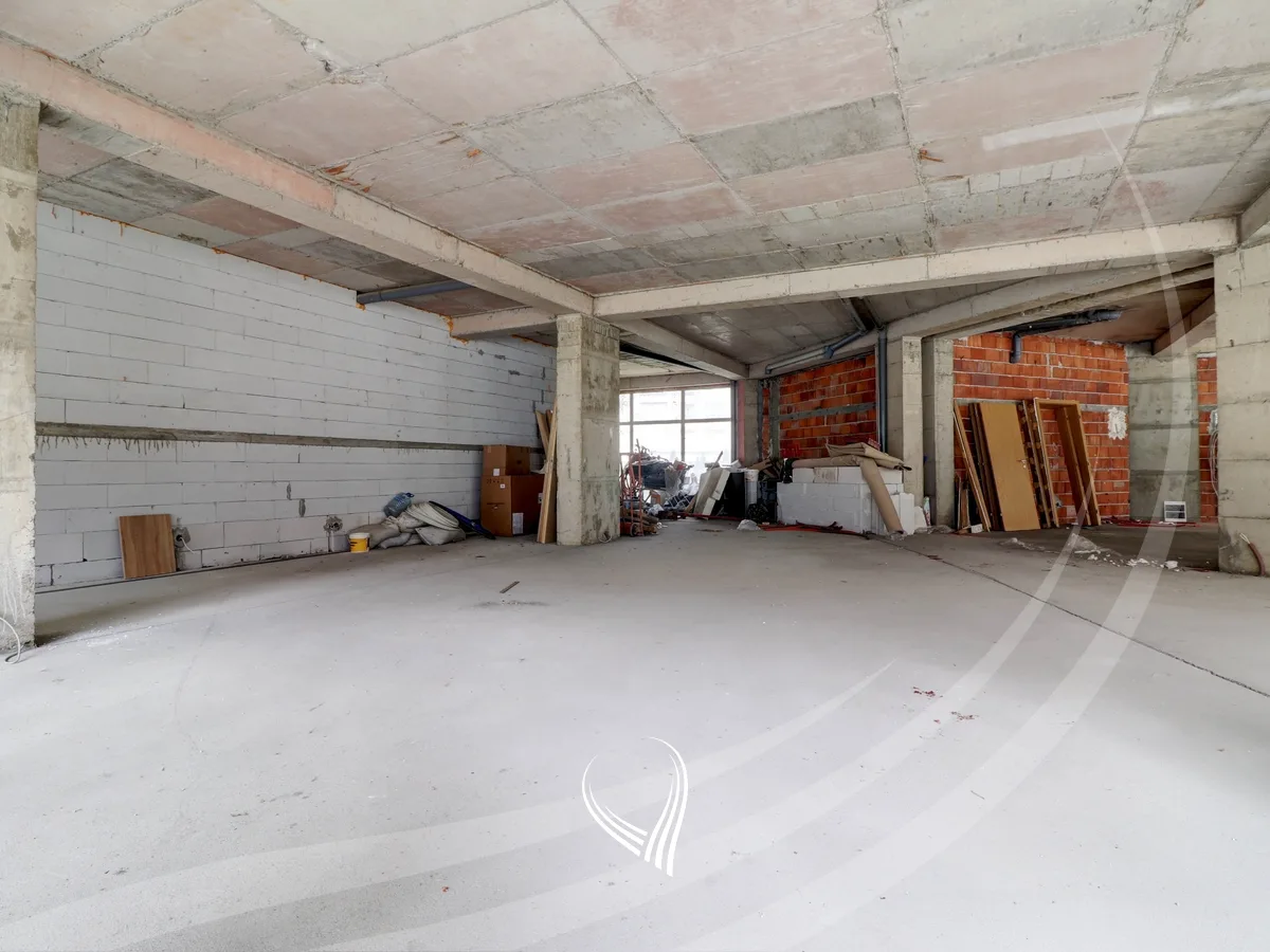 Lokal me qira 270m2 në lagjen Mati 1