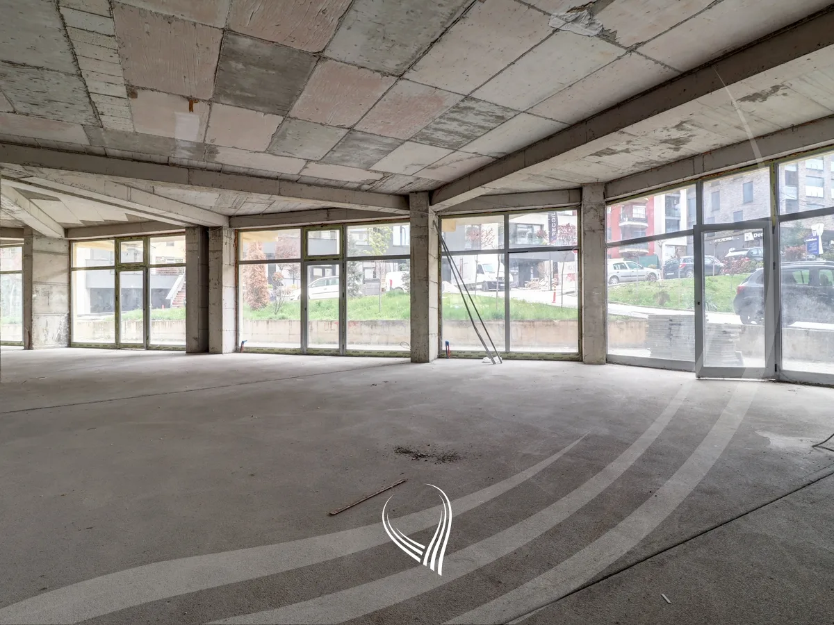 Lokal me qira 270m2 në lagjen Mati 1