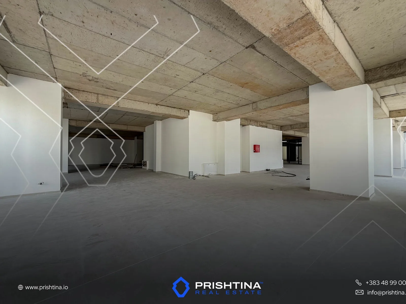 Zyrë me qira 580m² + 570m² në Lakrishtë
