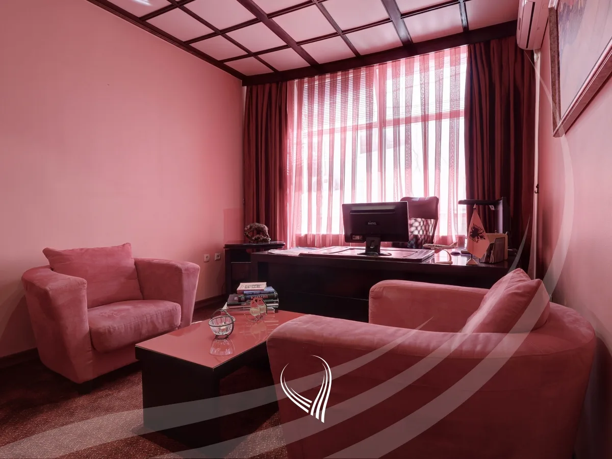 Zyrë me 3 dhoma pune me qira në Qendër