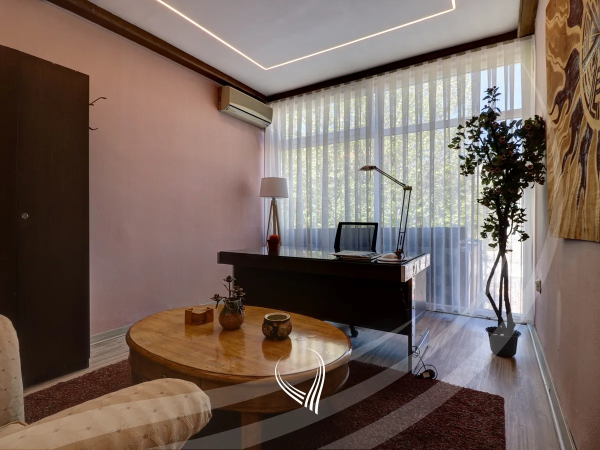 Zyrë me 3 dhoma pune me qira në Qendër