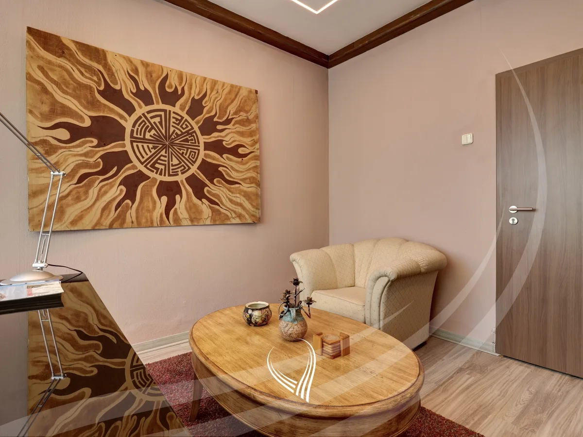 Zyrë me 3 dhoma pune me qira në Qendër