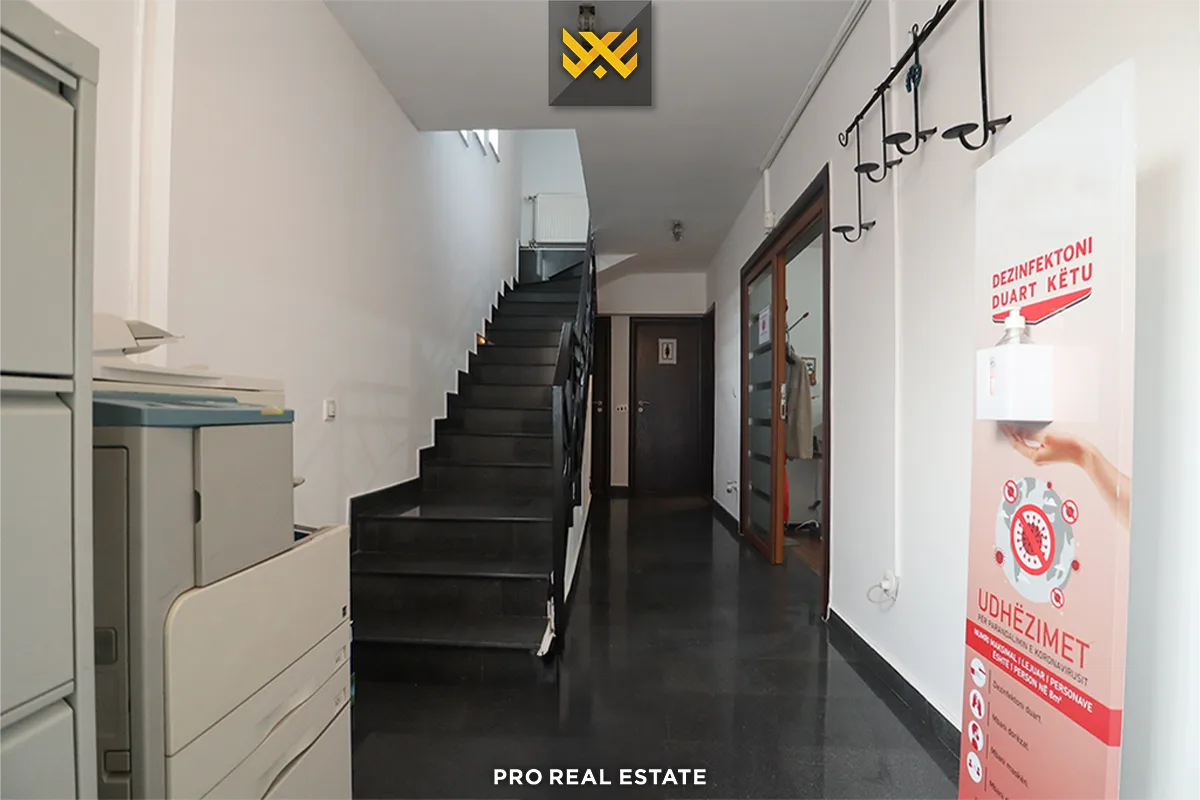 Shtëpi – Zyre 280m²+ 40m² me #QIRA në Pejton