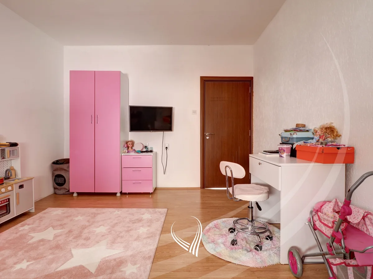 Shtëpi me 3 dhoma gjumi me qira në lagjen Sofalia