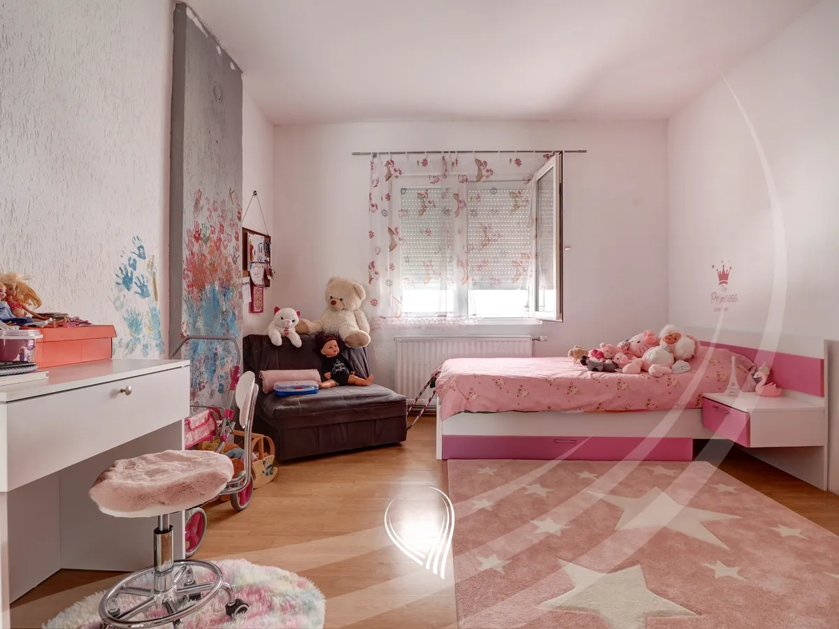 Shtëpi me 3 dhoma gjumi me qira në lagjen Sofalia