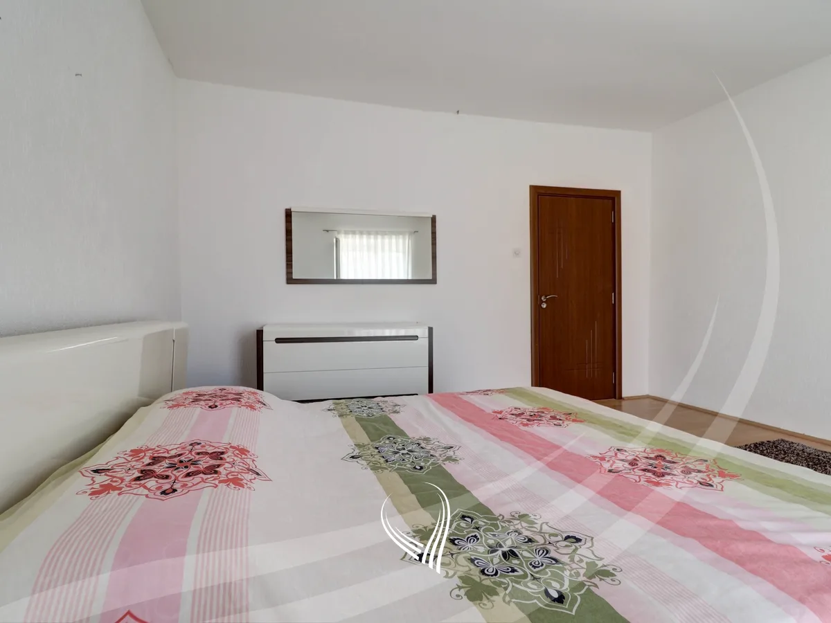 Shtëpi me 3 dhoma gjumi me qira në lagjen Sofalia