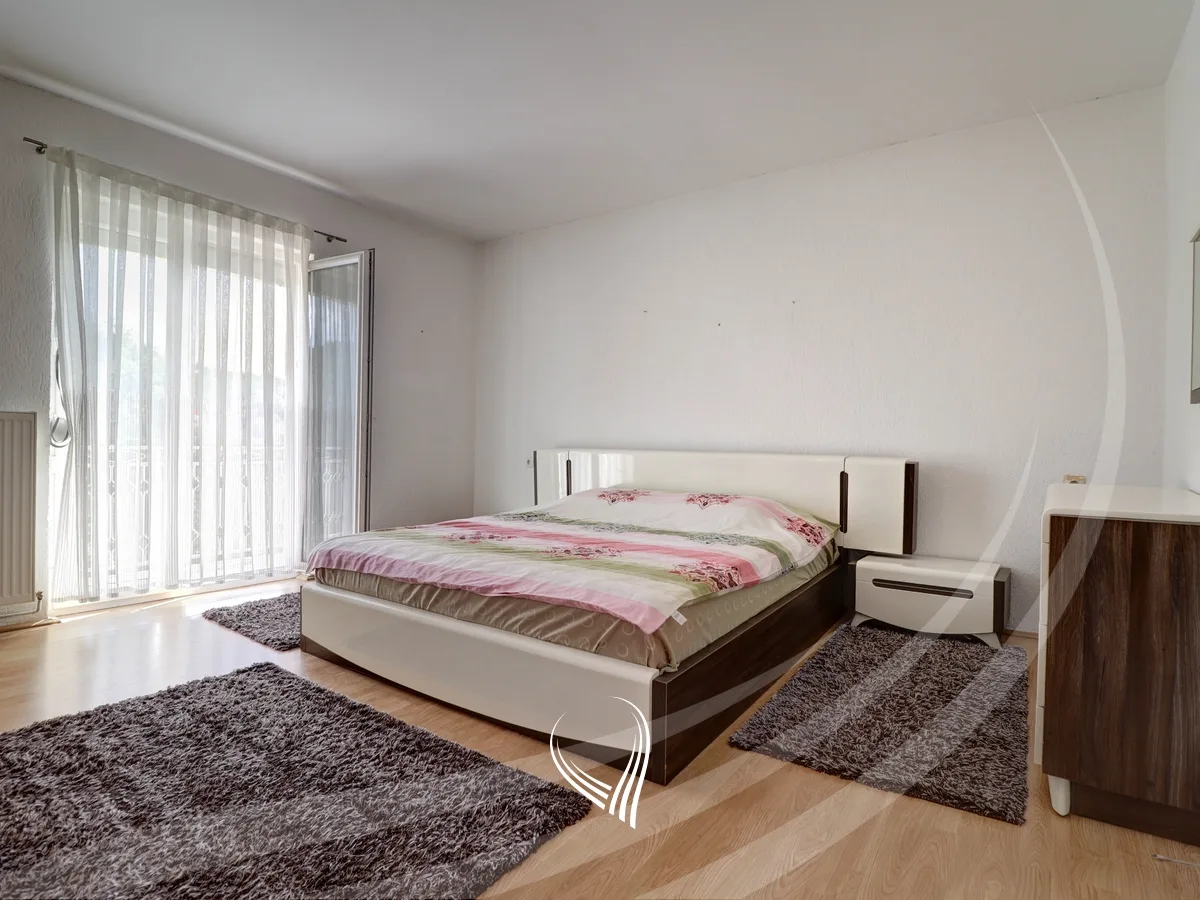Shtëpi me 3 dhoma gjumi me qira në lagjen Sofalia