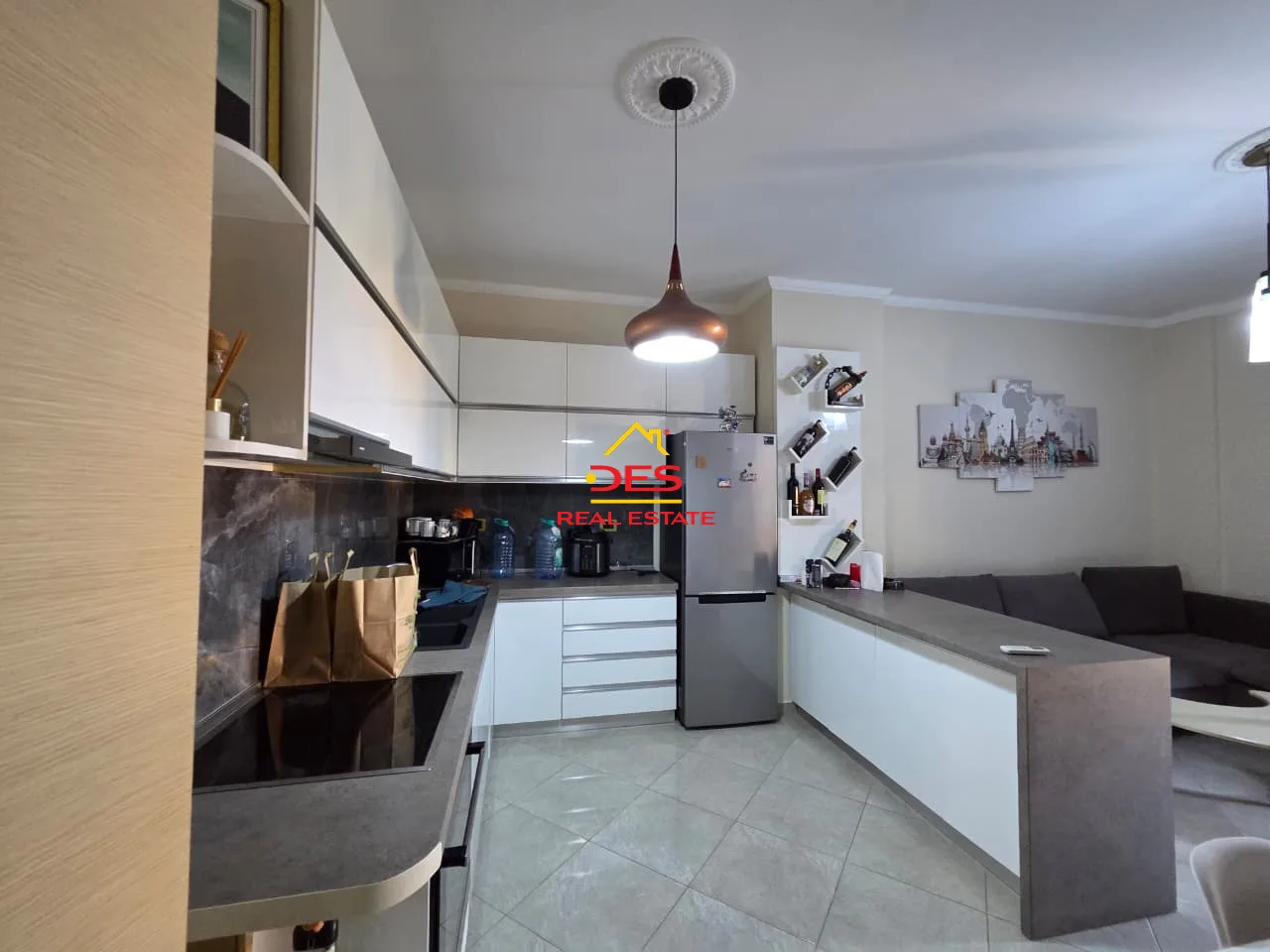 Shitet apartament 1+1 pranë bar restorant lux , vlorë.