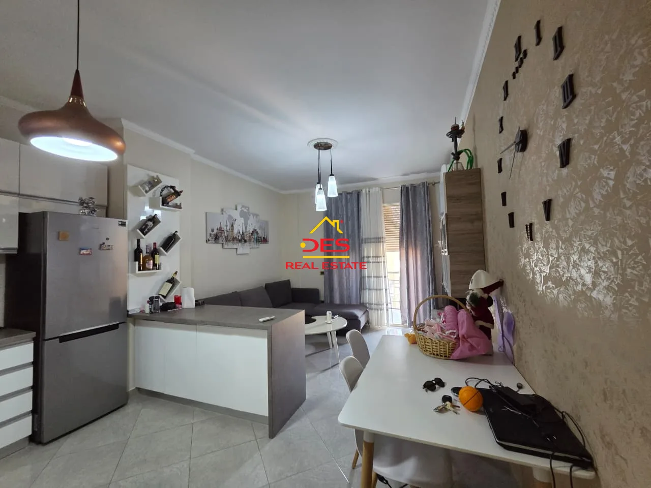 Shitet apartament 1+1 pranë bar restorant lux , vlorë.