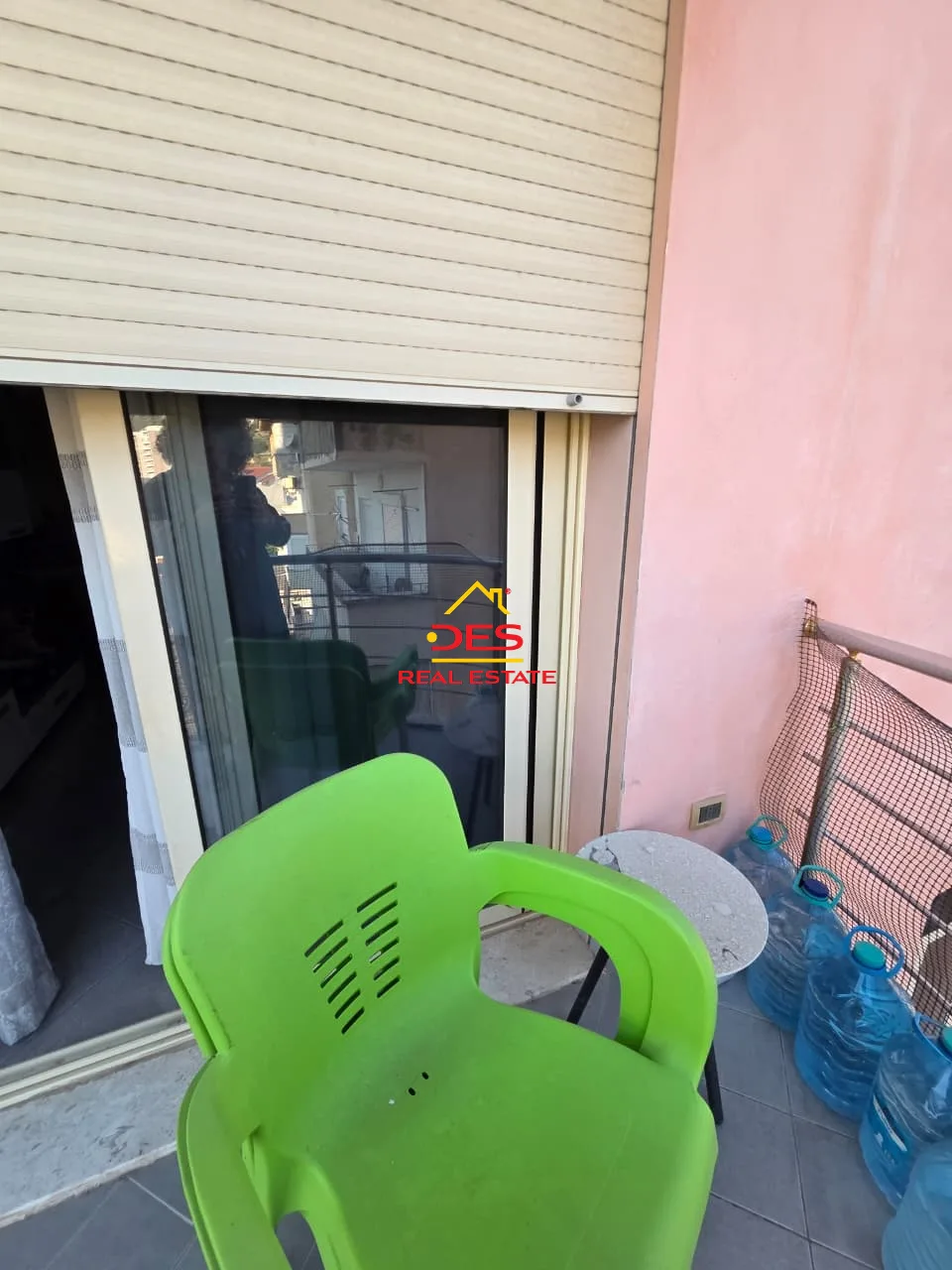 Shitet apartament 1+1 pranë bar restorant lux , vlorë.