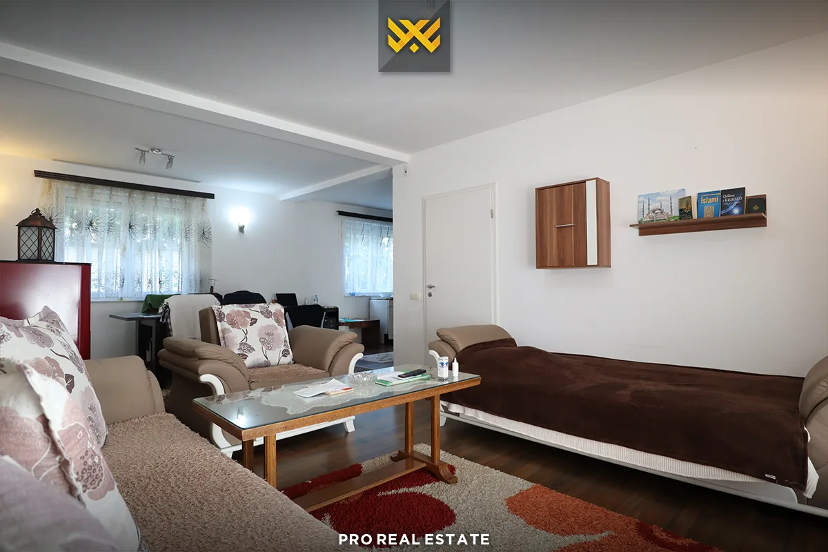Dy Shtëpi 180m² për #SHITJE në Lagjen Qëndresa
